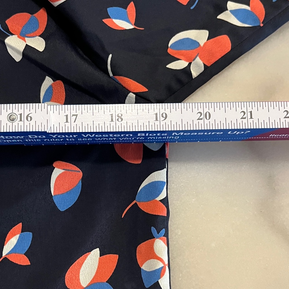 🎈Pixley Navy V Neck Floral Blouse🎁Bundle up to 5lbs for $20 Sale 📦 - Picture 12 of 13